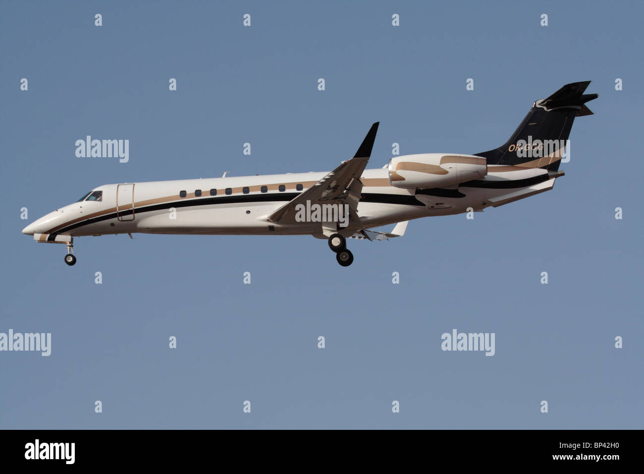 Embraer Legacy 600 Private Jet Ansatz. Von der Seite. Stockfoto