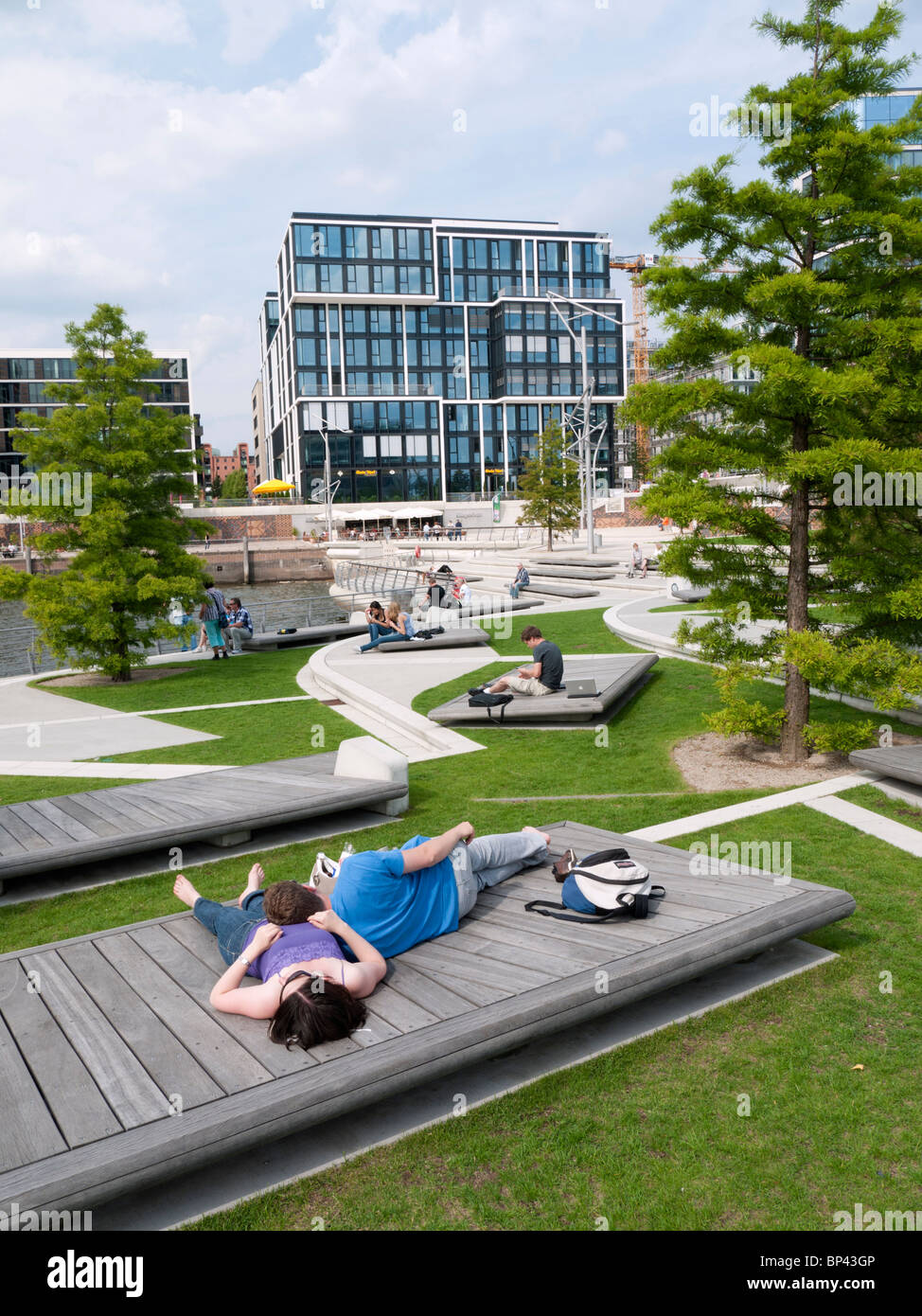 Menschen entspannen am modernen Vasco Da Gamma Platz in der neuen Hafencity Immobilienentwicklung in Hamburg Deutschland Stockfoto