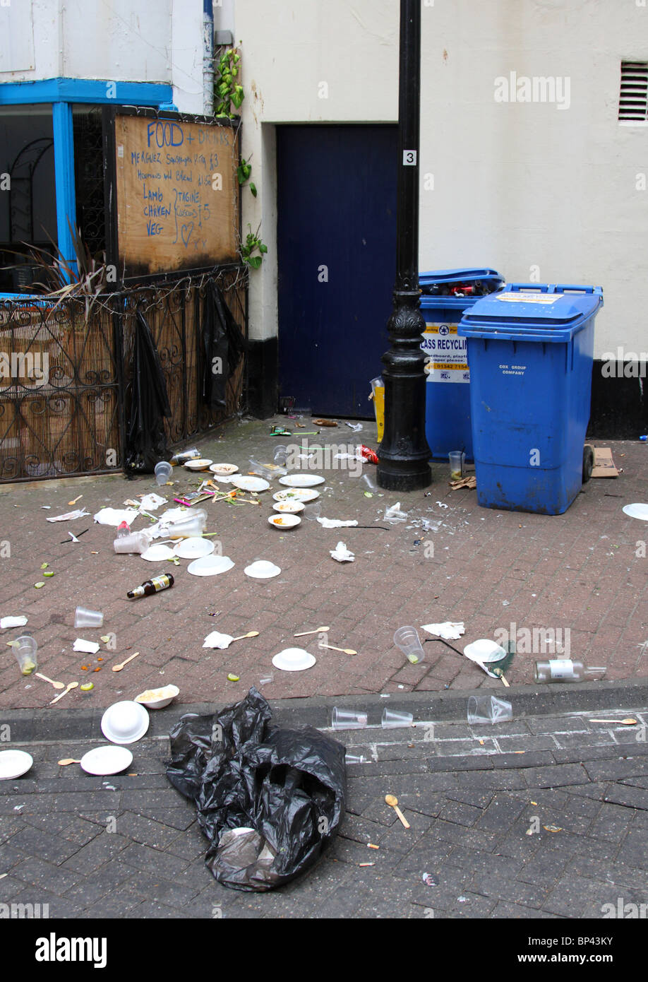 Verworfen, Lebensmittelbehälter littering einer Straße in einer Stadt, U.K. Stockfoto