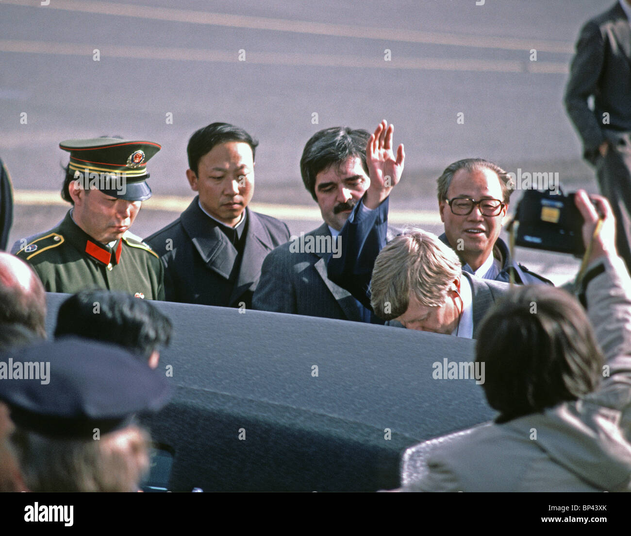Zhao Ziyang, Premier Volksrepublik China, Wellen zu einem Fotograf während einer 1984 Besuch in San Francisco, Kalifornien, USA Stockfoto