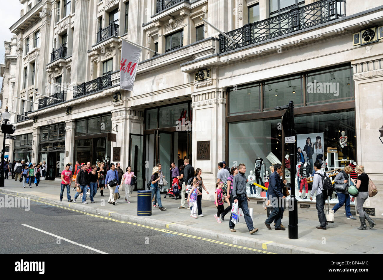 Shopper in der Regent Street vorbei HM London England Großbritannien UK Stockfoto