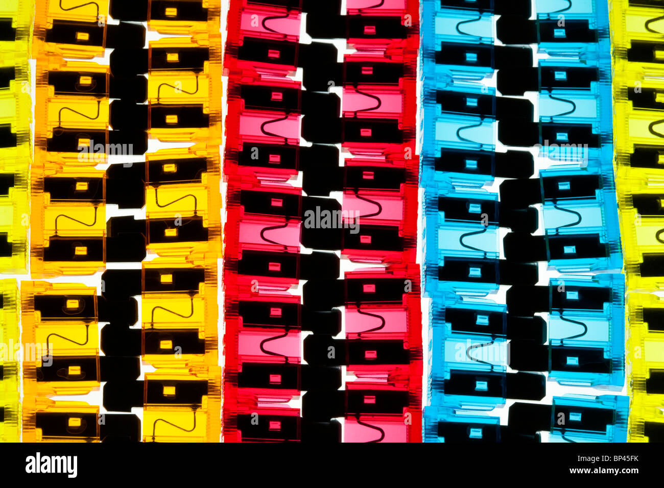 Kfz elektrische Klinge-Sicherungen auf einem beleuchteten Hintergrund angeordnet. Stockfoto