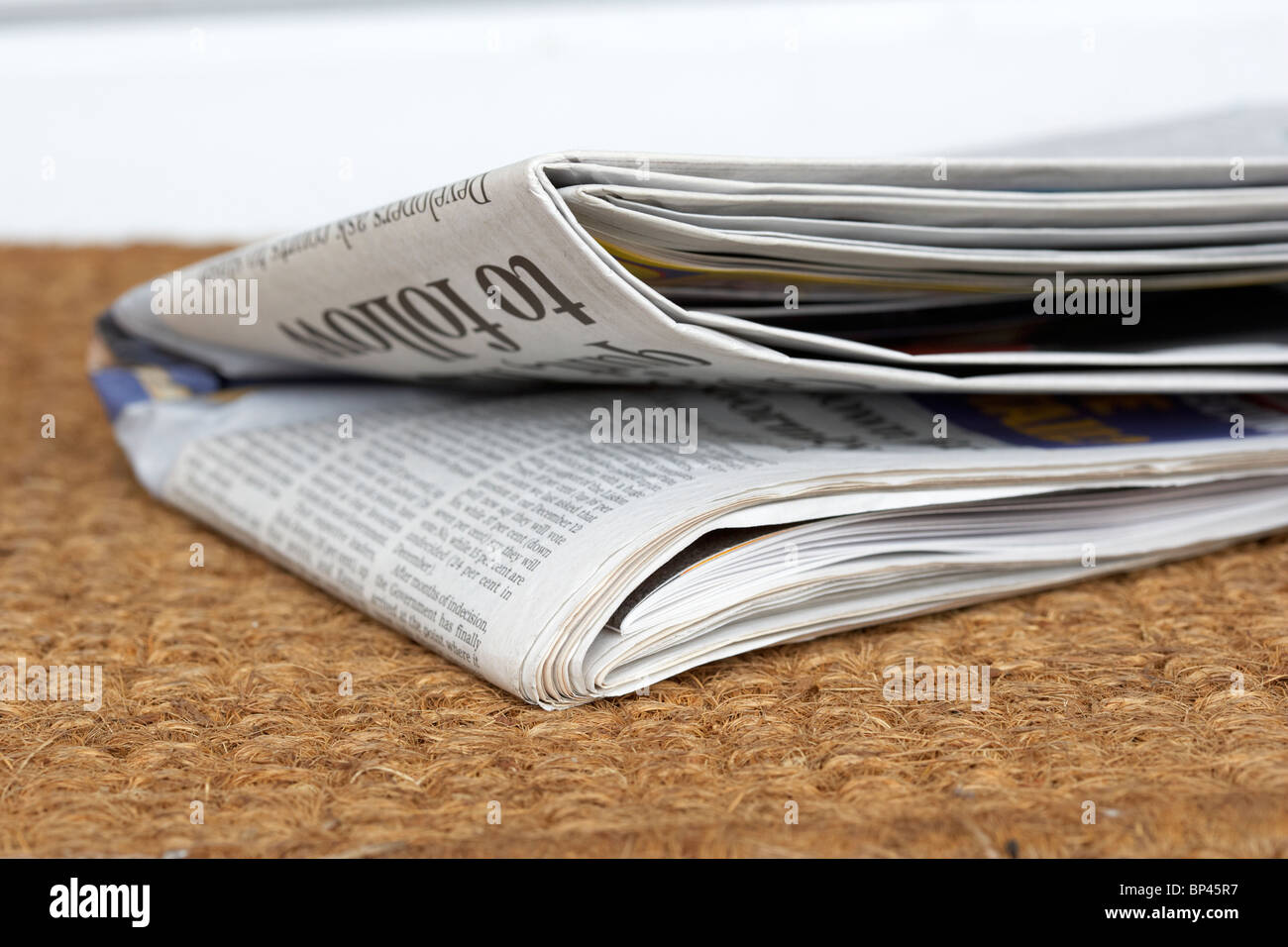 lokale Zeitungslieferung liegen auf der Fußmatte in Nordirland Vereinigtes Königreich Stockfoto