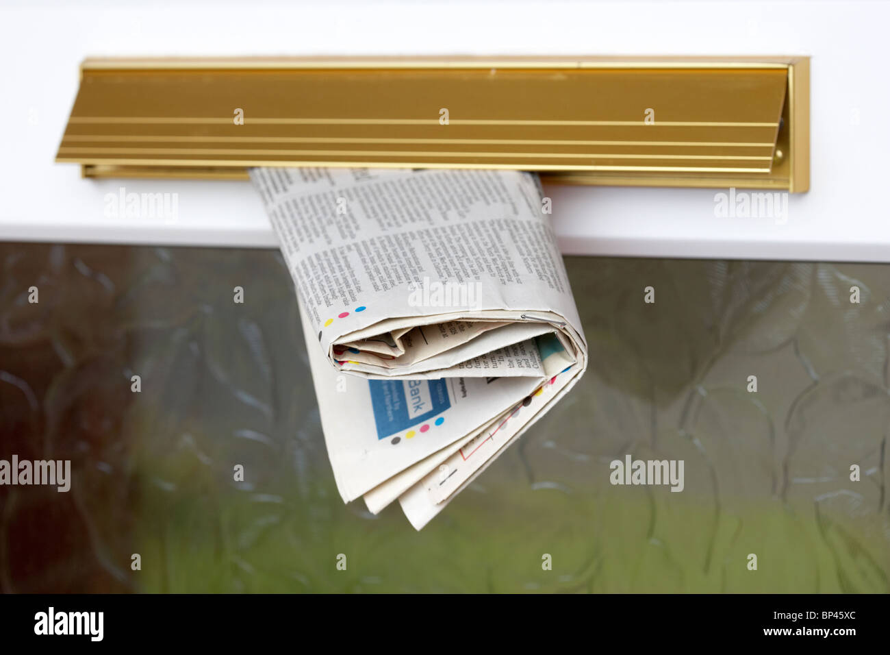 Lokale Tageszeitung stecken in den Briefkasten in Nordirland Vereinigtes Königreich Stockfoto