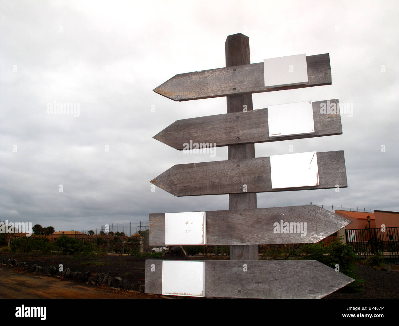 Leere hölzerne Richtungspfeile Zeichen Stockfoto