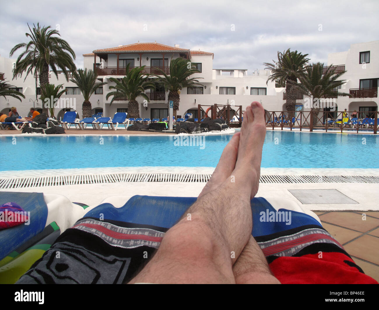 Mans Füße Solarium Pool Stockfoto