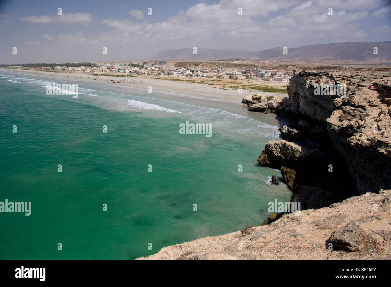 Oman, Dhofar, Salalah. Klippe mit Blick auf die Fischerei Dorf Taqa am Arabischen Meer. Stockfoto