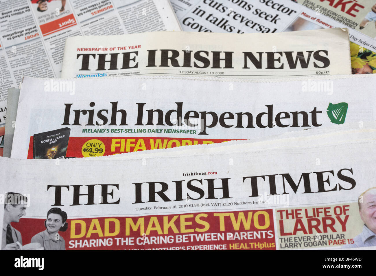 Republik Irland Tageszeitungen einschließlich der irischen Nachrichten irish Independent und die irish times Stockfoto
