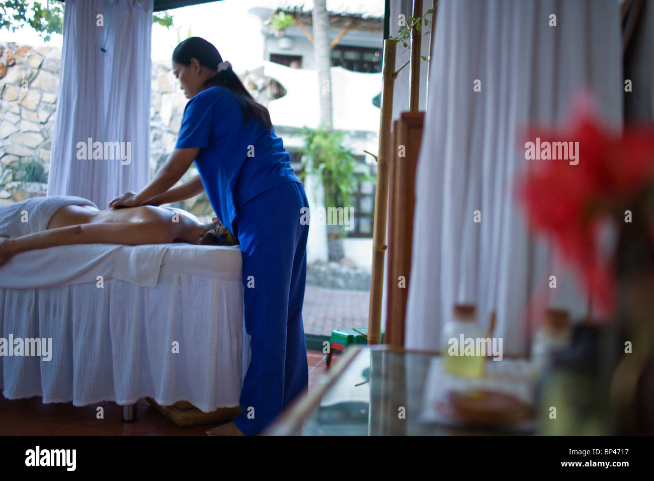 Masseurin & Client, Atlantis Beach Resort, Puerto Galera, Insel Mindoro, Philippinen, Südostasien Stockfoto