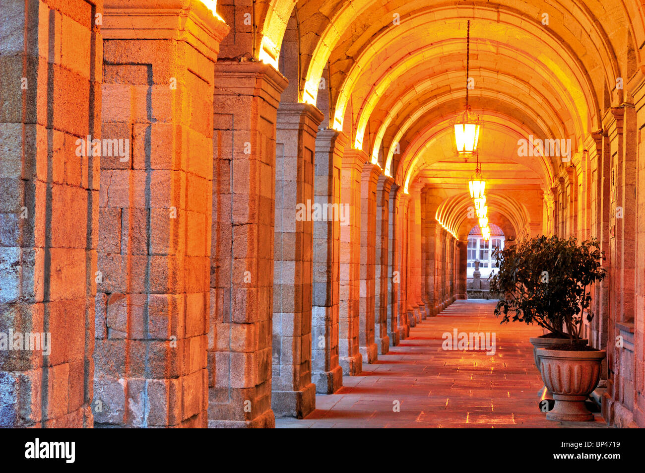 Spanien, Galicien: Arcade-Korridor von Rathaus Gebäude von Santiago De Compostela Stockfoto