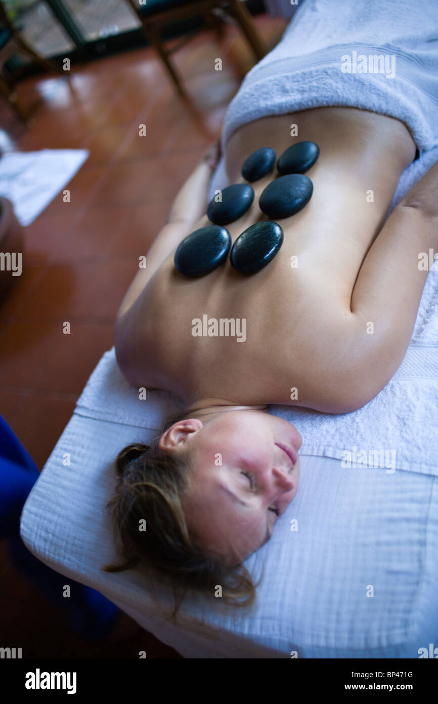 Masseurin & Client, Atlantis Beach Resort, Puerto Galera, Insel Mindoro, Philippinen, Südostasien Stockfoto