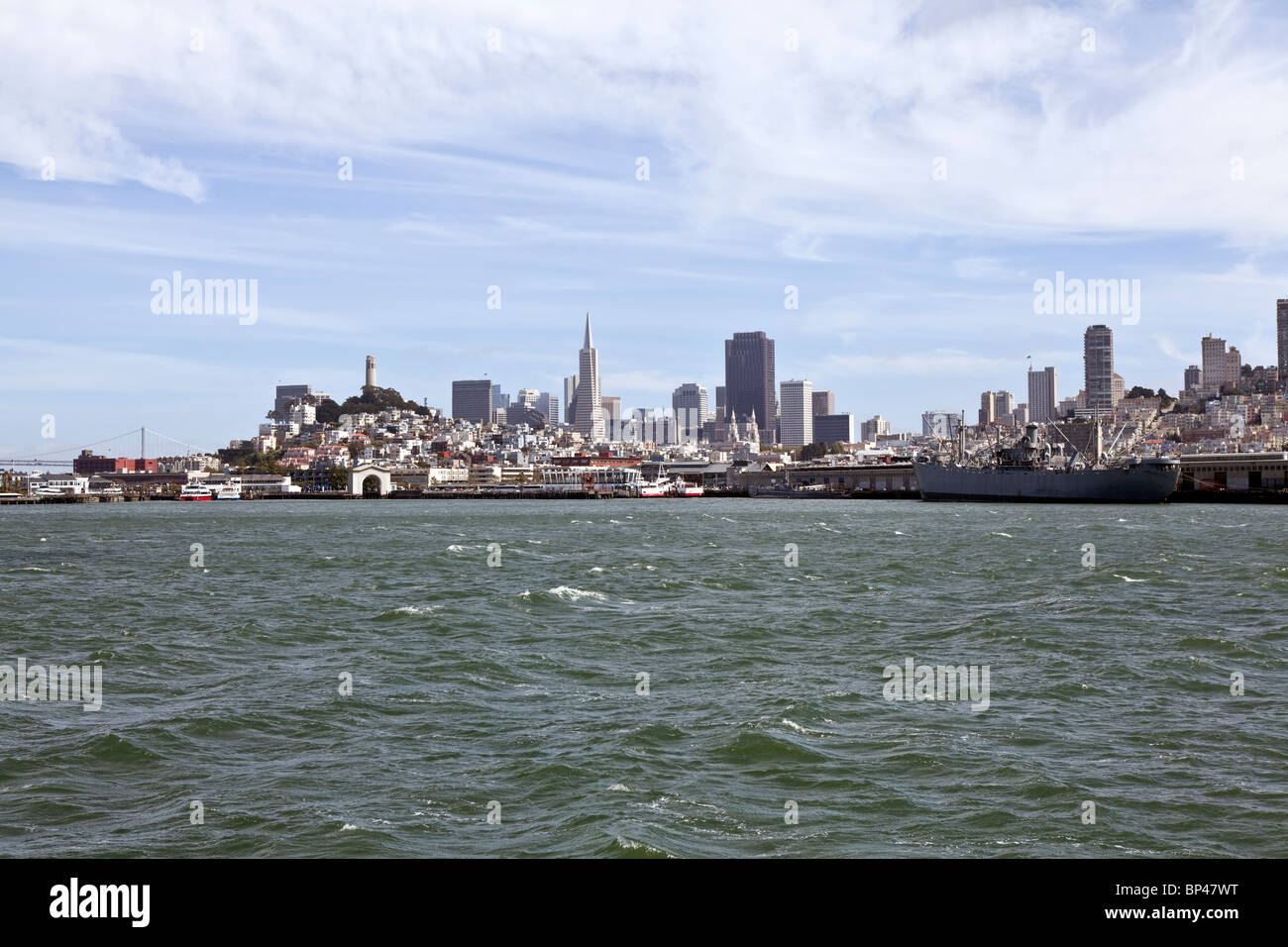Die Innenstadt von San Francisco von der Mitte der Bucht gesehen. Stockfoto