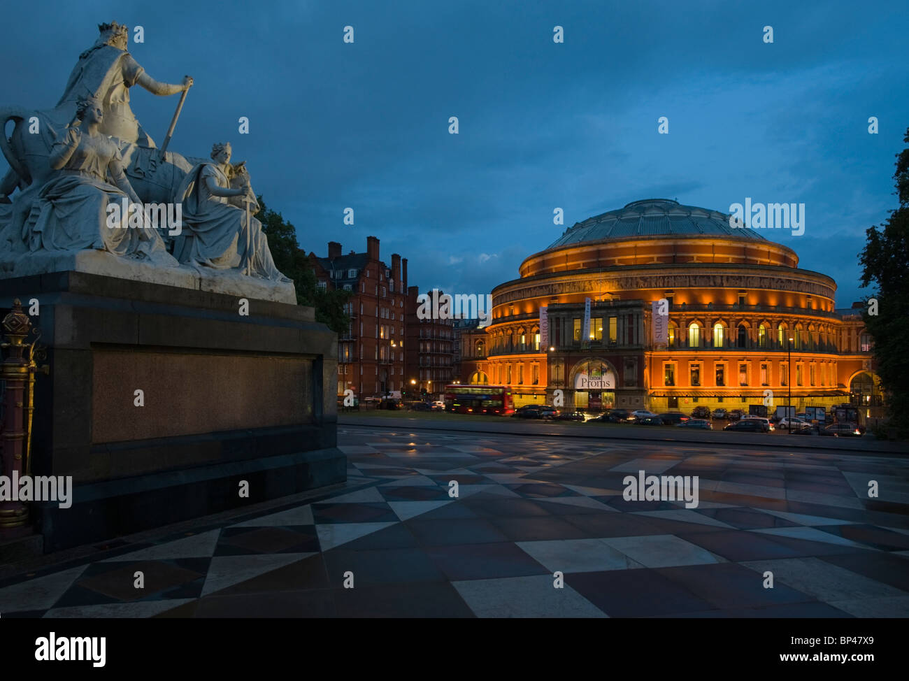 Die Albert Hall und ein Detail des Albert Memorial in der Abenddämmerung während der Promenade-Konzertsaison beleuchtet. Stockfoto