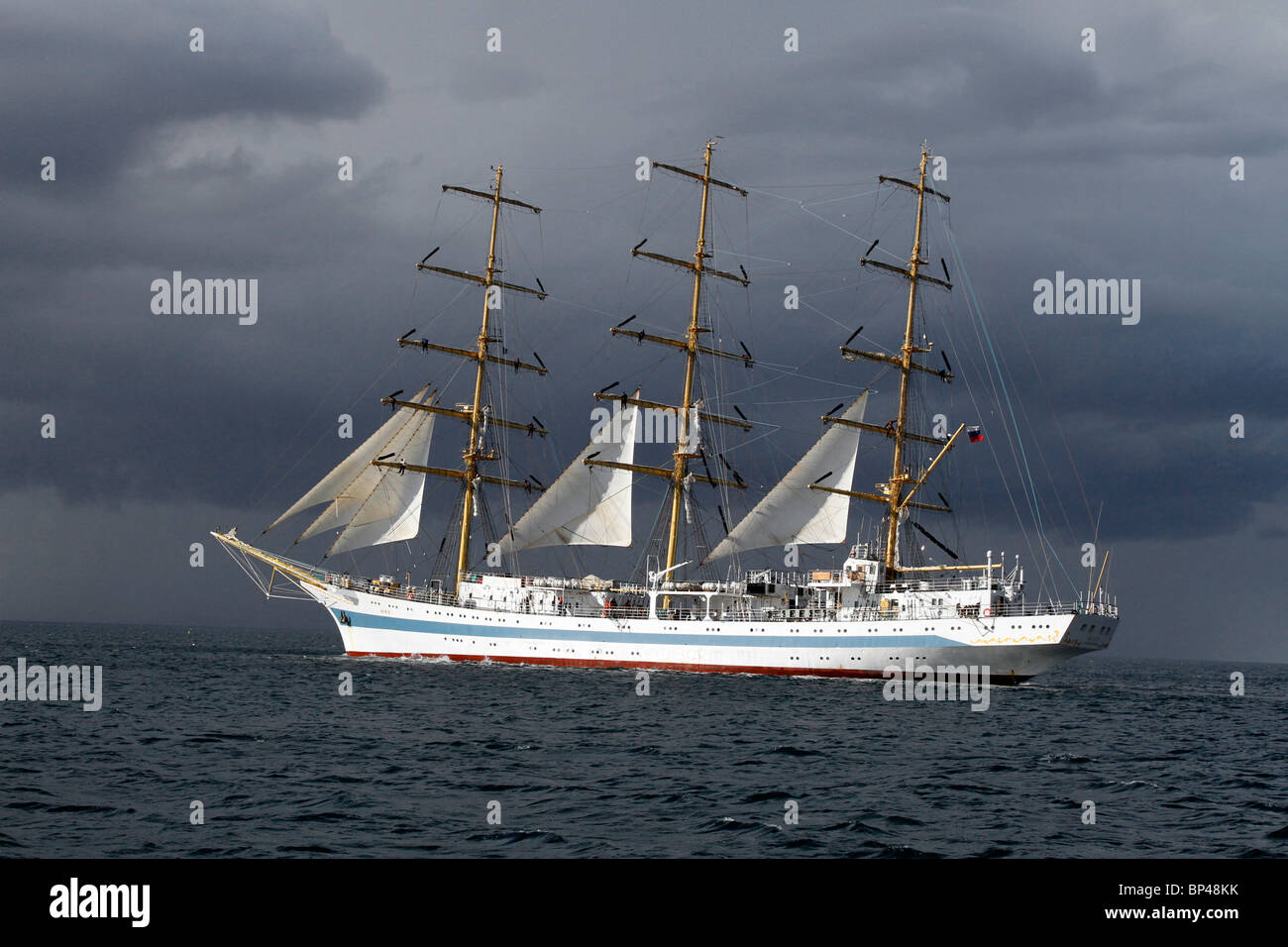 Unter Segel die russische STS mir ein dreimastiger, volltaktiger Trainingsschiff mir beim Hartlepool 2010 Tall Ships Race, Village and Marina, Teesside, UK Stockfoto