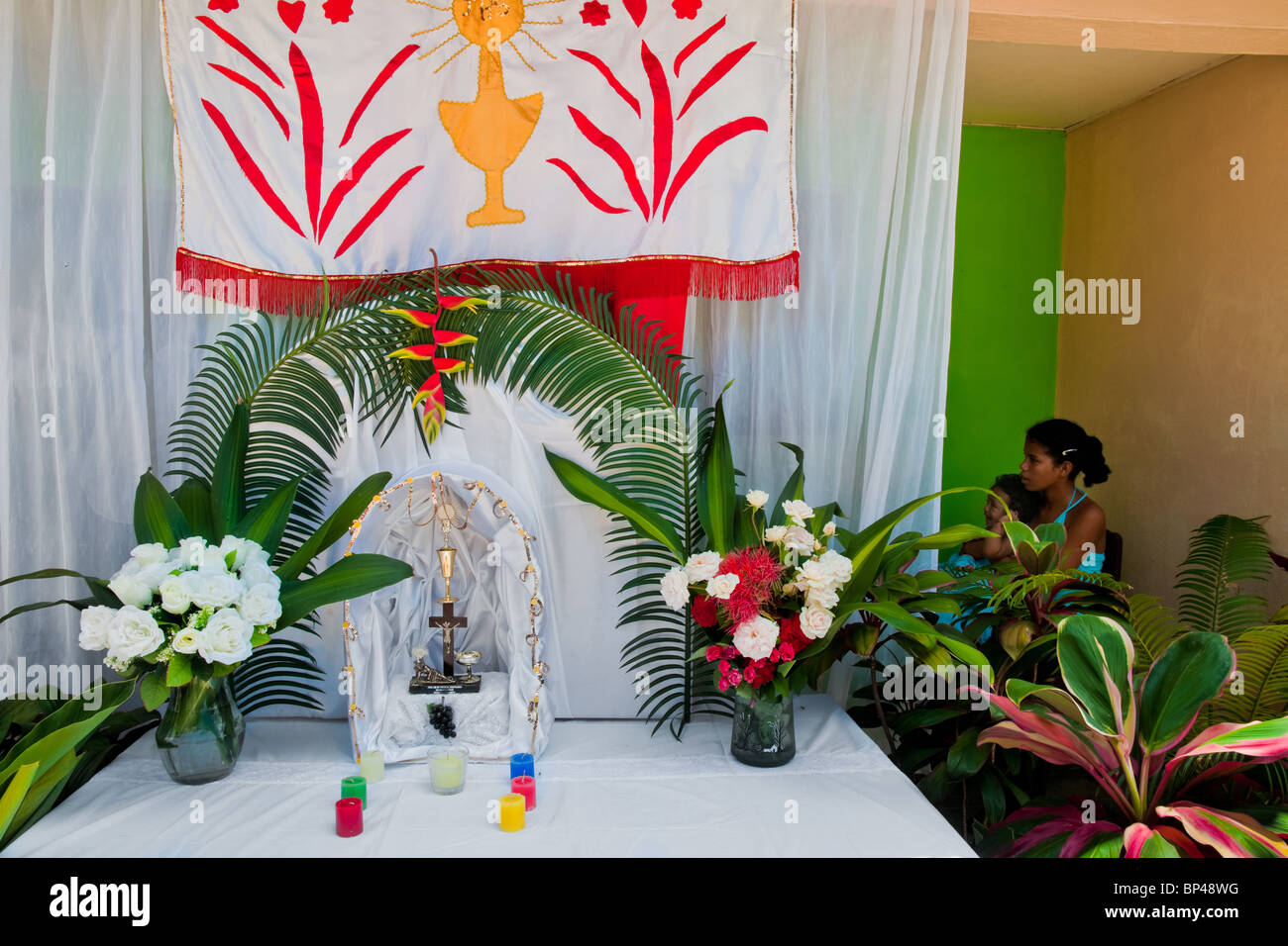 Ein improvisierter Altar auf der Straße in die religiöse Prozession in Atanquez (Sierra Nevada), Kolumbien gemacht. Stockfoto