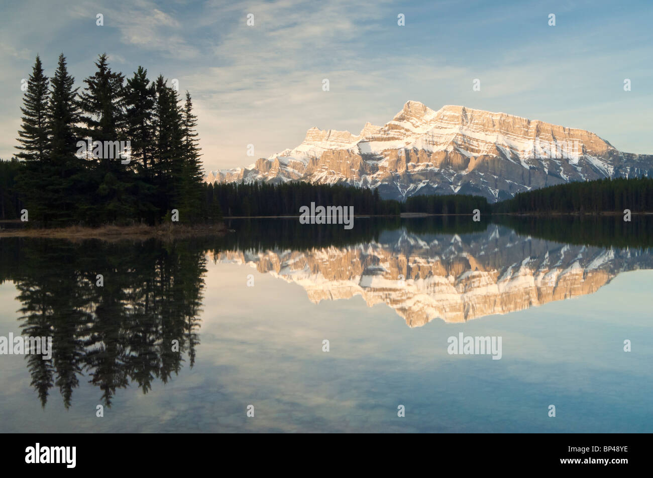 Mount Rundle bei Sonnenaufgang von zwei Jack Lake, Banff Nationalpark, Alberta, Kanada Stockfoto