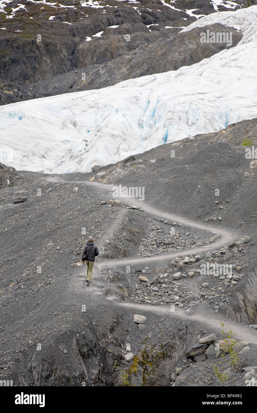 Ein einsamer Wanderer nimmt die anstrengende Wanderung bis zum Fuße des Exit-Gletscher auf der Kenai-Halbinsel Seward, Alaska, USA. Stockfoto