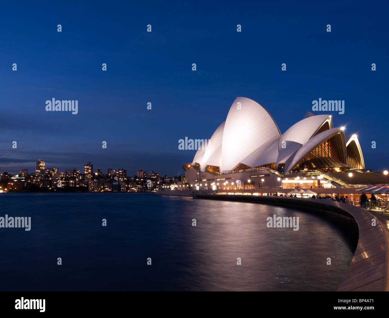 Die unverwechselbare Sydney Opera House in der Nacht. Stockfoto