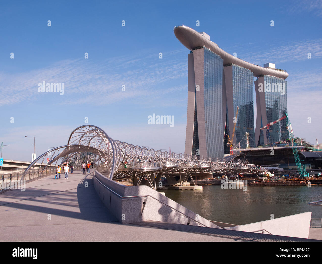 Marina Bay Sands erhebt sich über die Doppel-Helix-Brücke in Singapur. Stockfoto