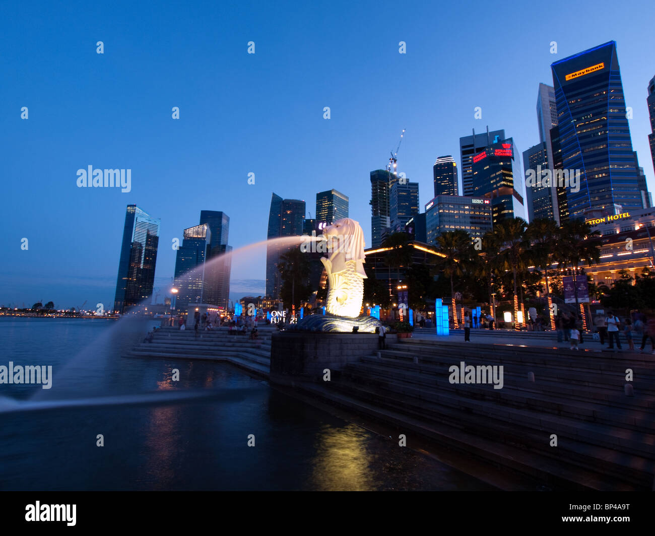 Singapurs berühmten Merlion Statue in Merlion Park in der Abenddämmerung. Stockfoto