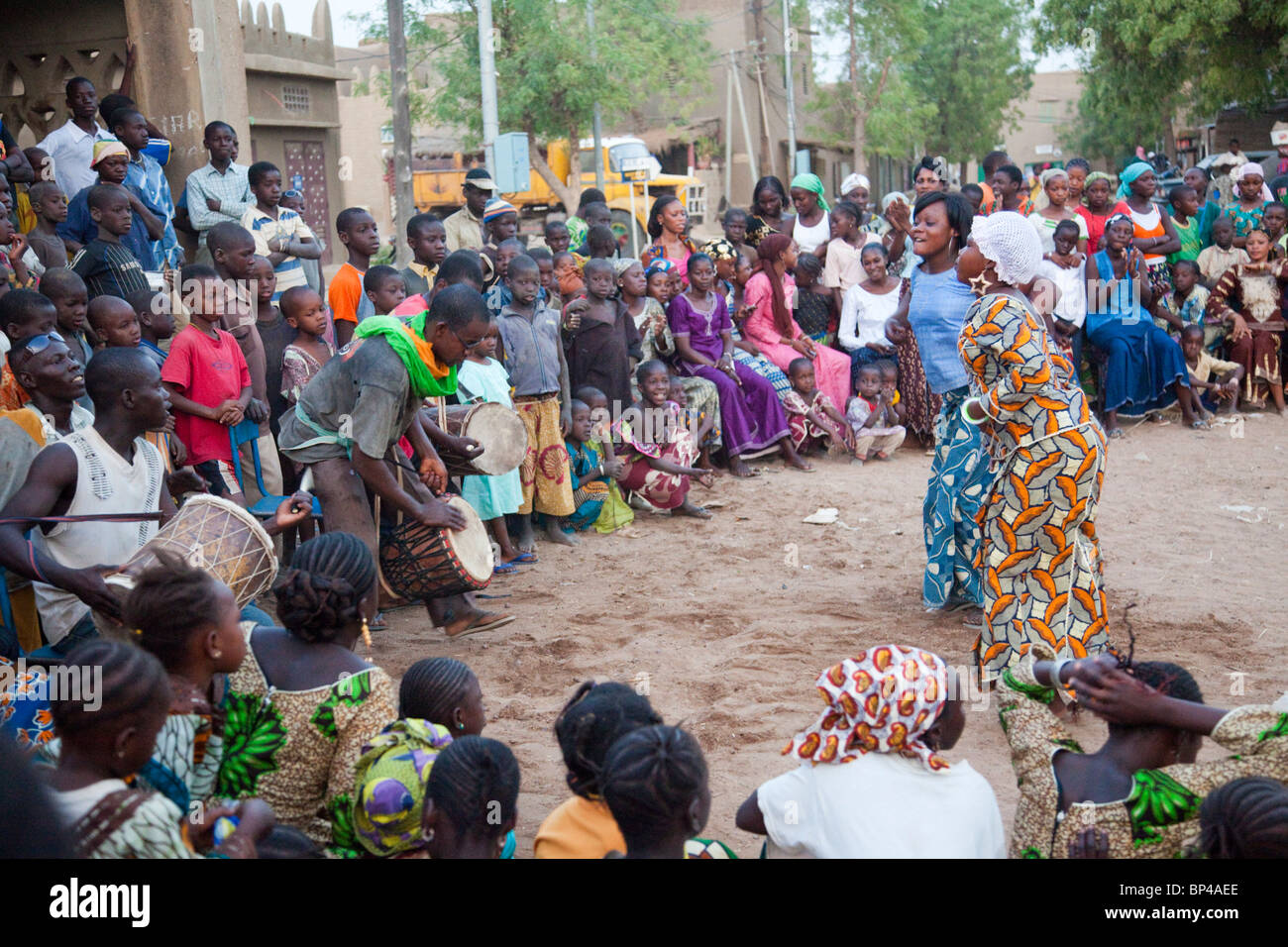 Frauen tanzen in einem traditionellen Tanz-Kreis am Tag vor der Ankunft der Präsident Amadou Toumani Touré in Djenne, Mali. Stockfoto