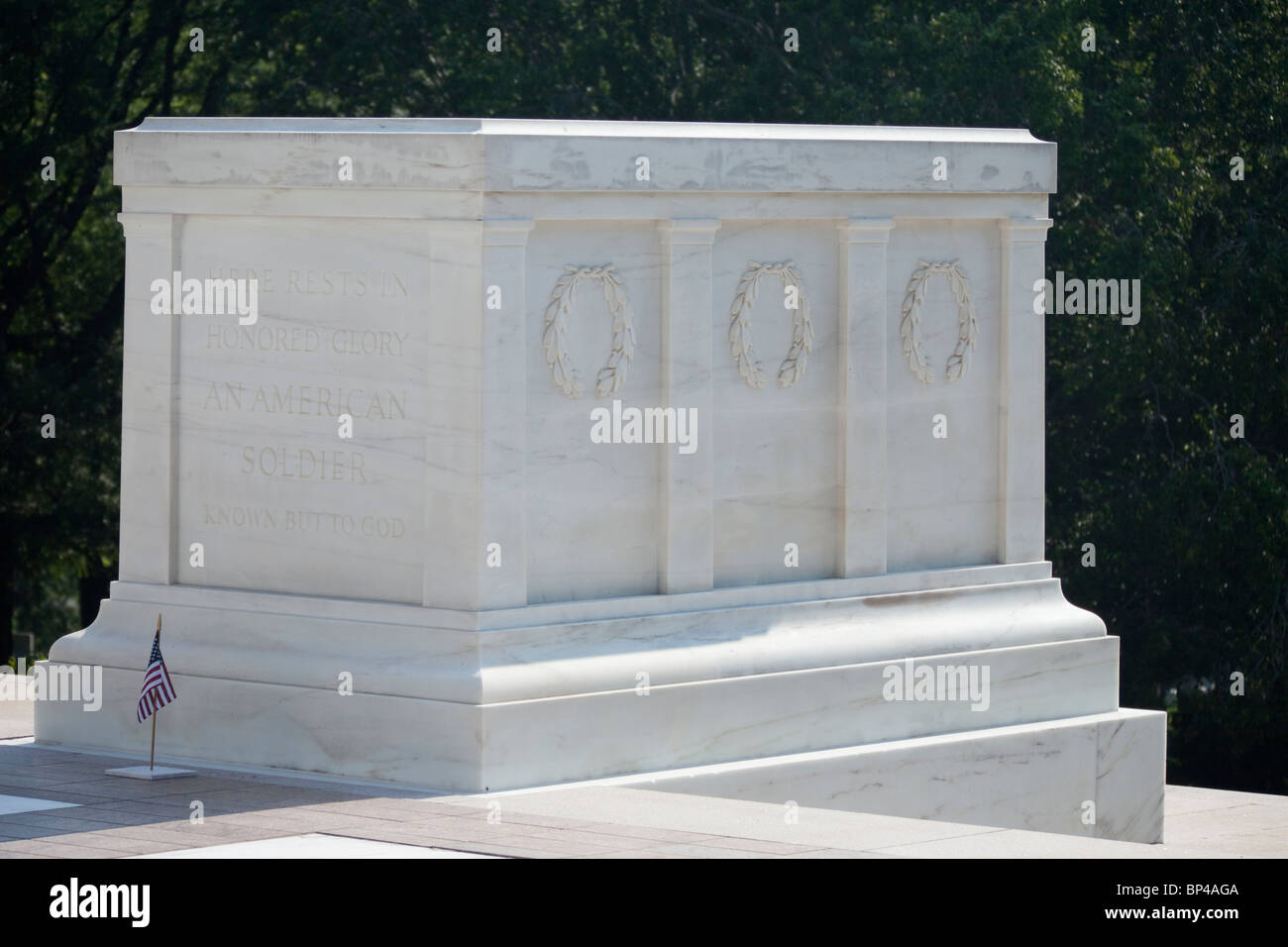 Ein Soldat steht Wache am Grab des unbekannten Soldaten (Grabmal der unbekannten) auf dem Nationalfriedhof Arlington in Virginia. Stockfoto