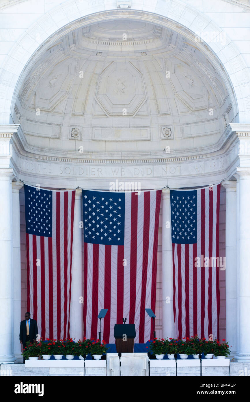 Flaggen sind unter der Kuppel des Memorial Amphitheater am Memorial Day am Nationalfriedhof Arlington in Virginia drapiert. Stockfoto