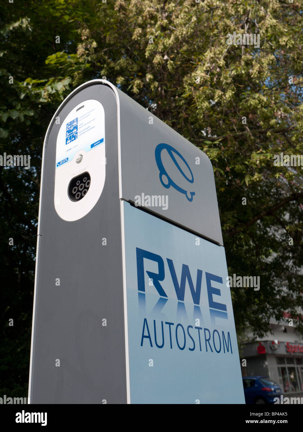 Neue Elektro-Auto Plug-in-Ladestation von RWE auf Berliner Straße  Deutschland betrieben Stockfotografie - Alamy