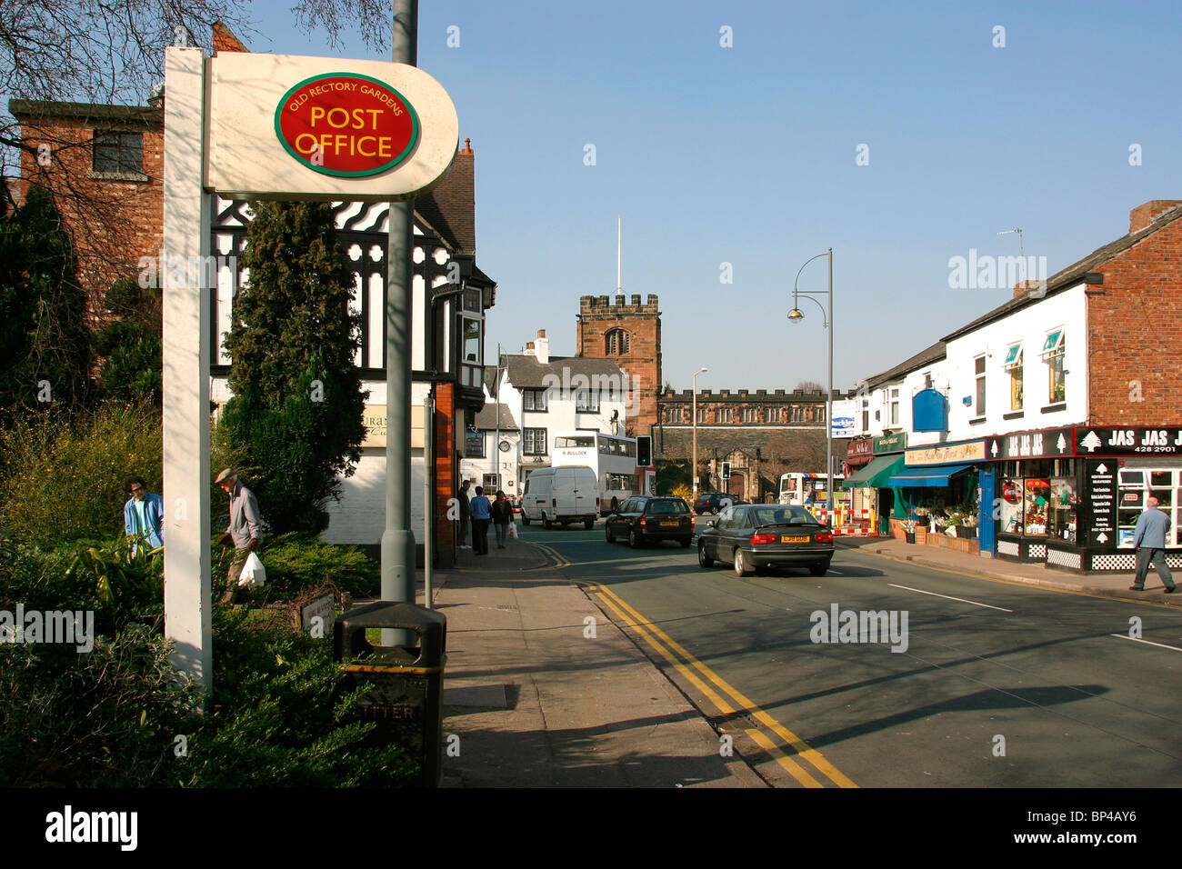 UK, England, Cheshire, Stockport, Cheadle, altes Pfarrhaus, Gärten, Heiliges Marys Pfarrkirche und White Hart Pub von Wilmslow Roa Stockfoto