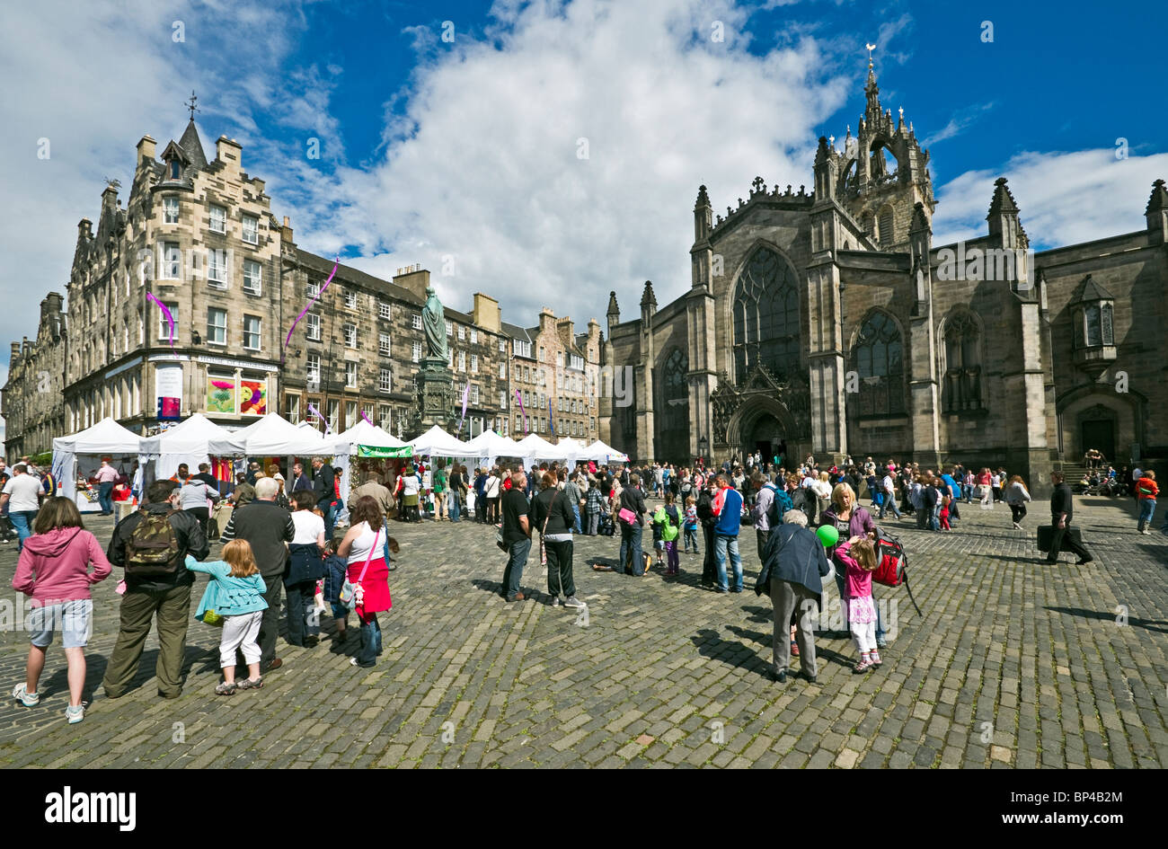 Zelte mit Händler verkaufen ihre waren auf der Royal Mile in Edinburgh von St Giles Cathedral während des Festivals Stockfoto