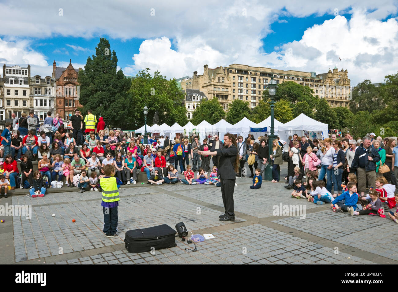 Unterhaltung auf der National Galleries of Scotland auf The Mound im Zentrum von Edinburgh Schottland während des Festivals Stockfoto