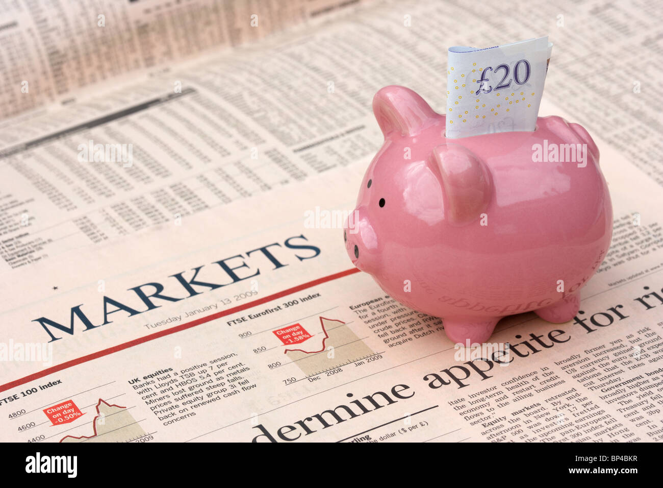 Rosa Sparschwein mit 20-Pfund-Note sitzt auf einer Kopie der finanziellen Zeiten Geldmärkte Zeitungsabteilung im Vereinigten Königreich Stockfoto