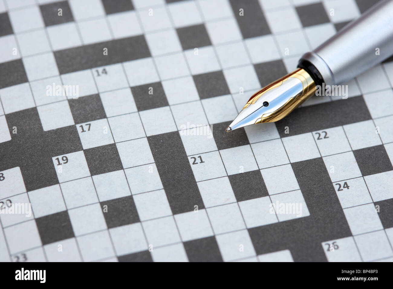 Füllhalter Feder auf einer leeren Kreuzworträtsel in einer Zeitung im Vereinigten Königreich Stockfoto
