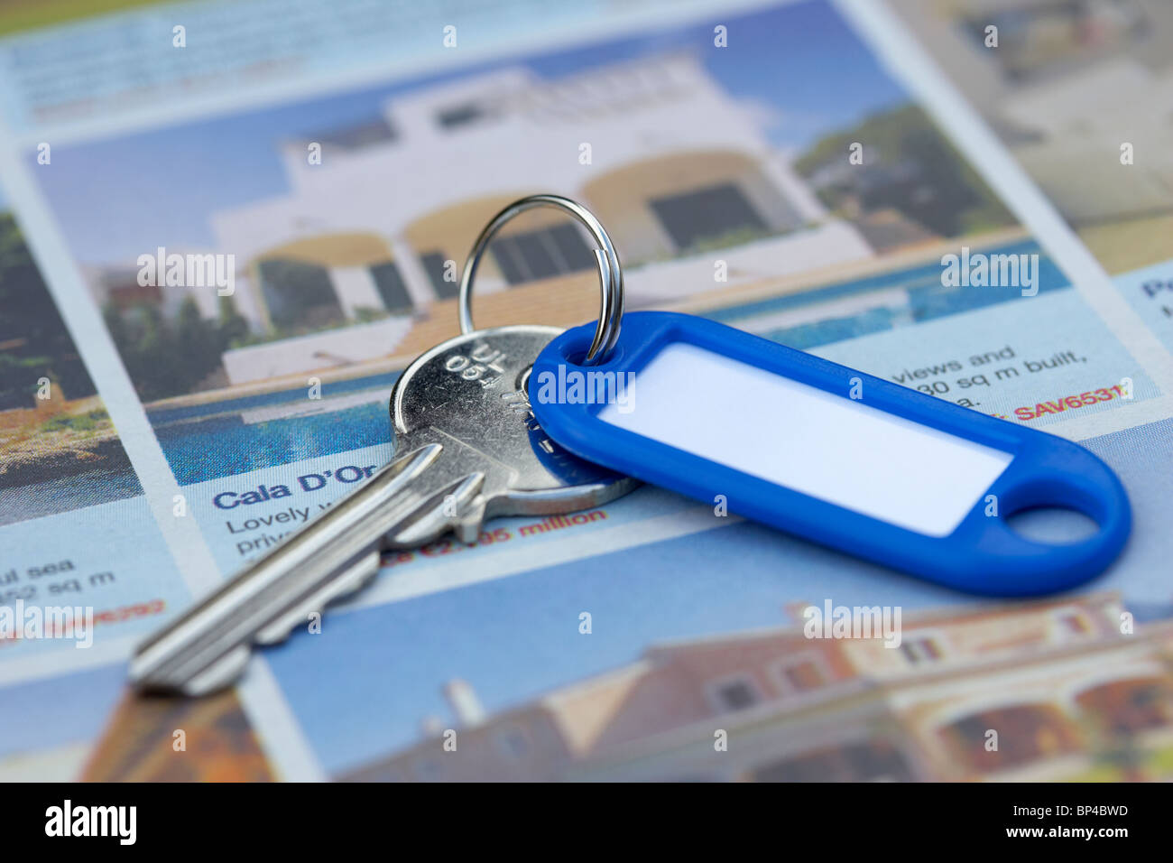 Hausschlüssel liegen im Abschnitt fremdes Eigentum einer Zeitung im Vereinigten Königreich Stockfoto