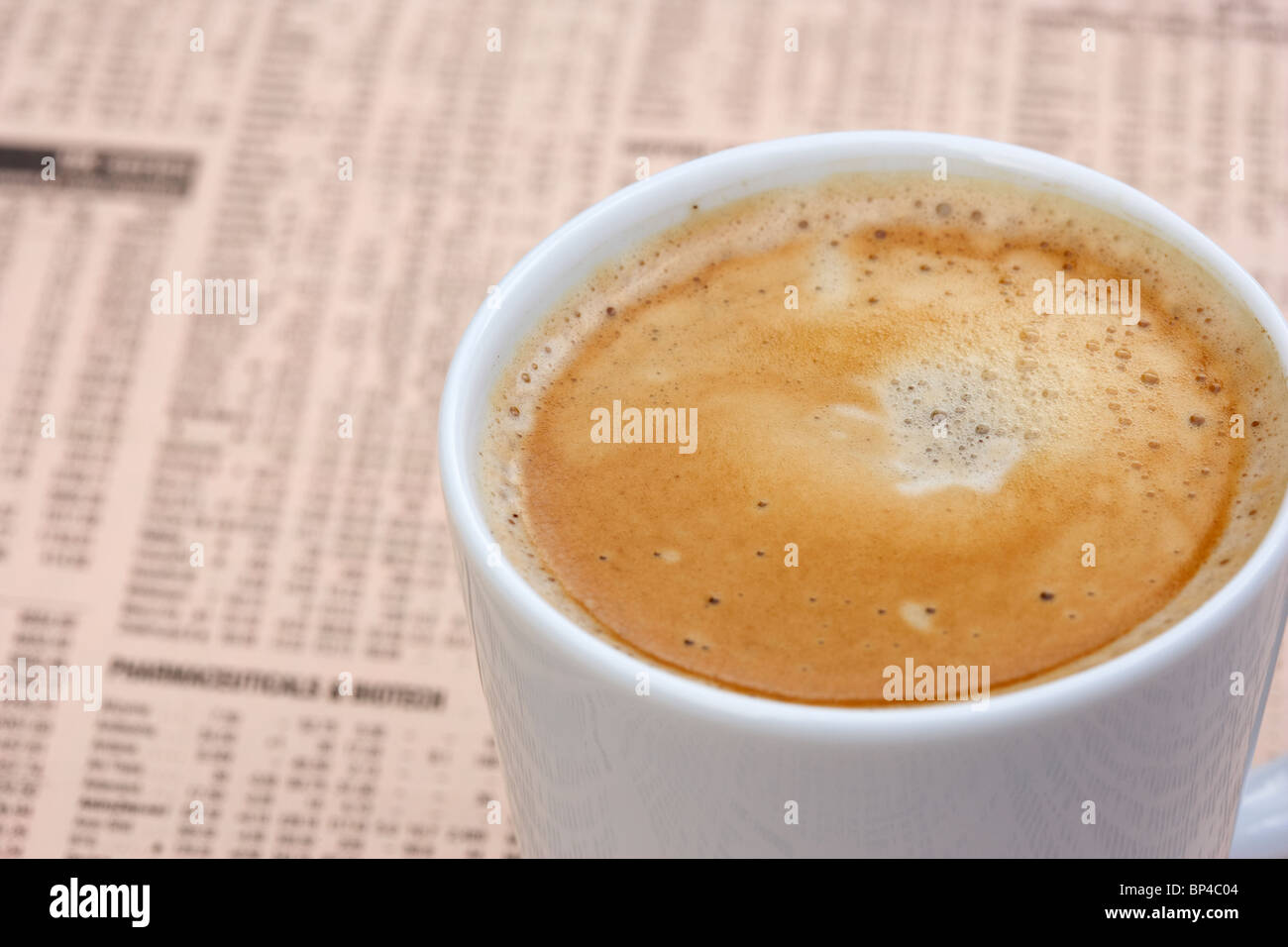 Tasse Kaffee sitzen auf einer Kopie der finanziellen Zeiten Geldmärkte Zeitungsabteilung im Vereinigten Königreich Stockfoto