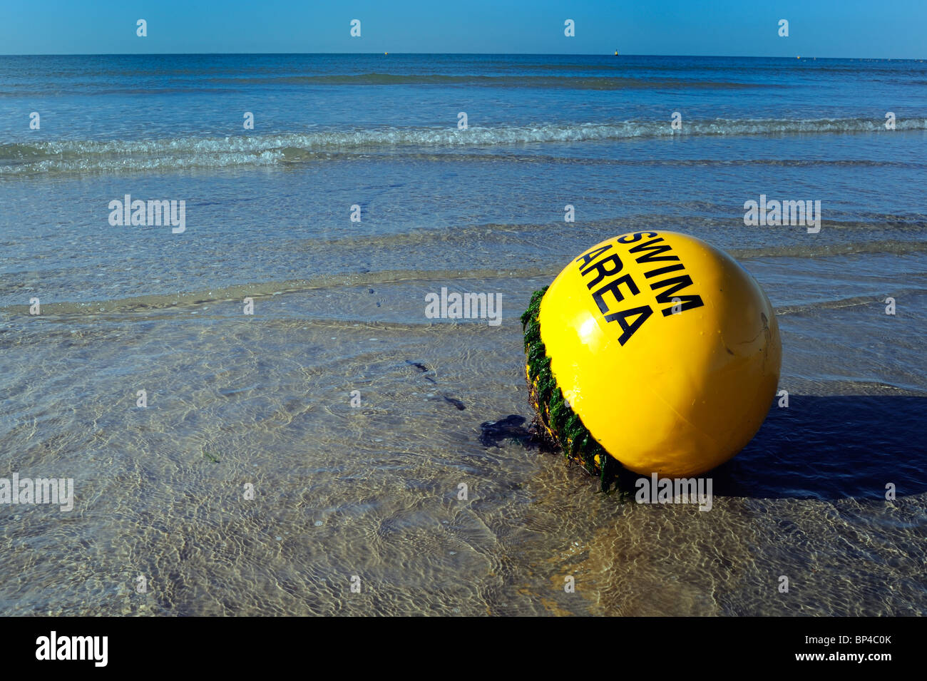 Gelbe Boje schwimmen Beschriftungsbereich liegend im Sand bei Ebbe Stockfoto