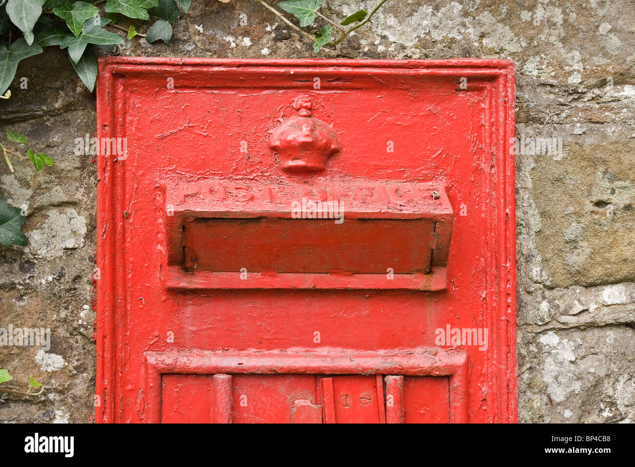 Ein ländlichen Briefkasten stillgelegt und verstopft. Stockfoto