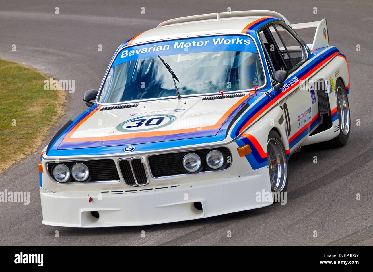 1973 BMW 3.0 CSL "Batmobile" mit Fahrer Neal Mills auf dem Goodwood Festival 2010 von Geschwindigkeit, Sussex, England, UK. Stockfoto