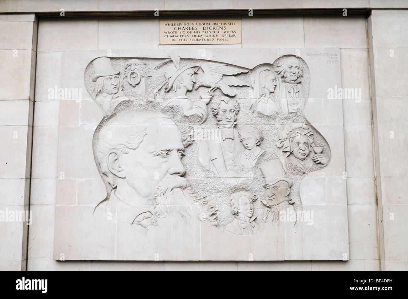 Bas-Relief schnitzen Skulptur von Charles Dickens Figuren, Marylebone Road, London, England, UK Stockfoto
