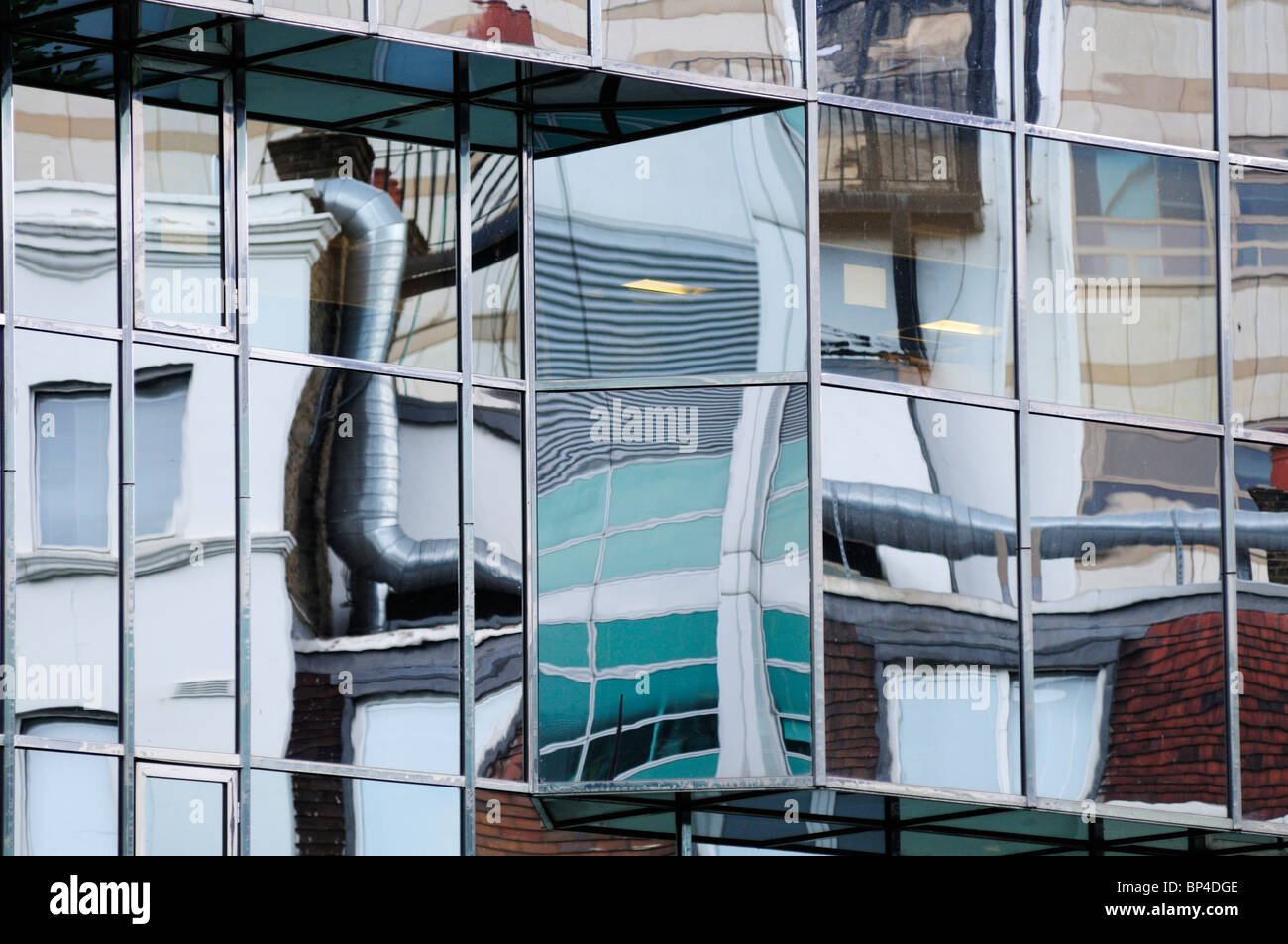 Bunte abstrakte Reflexion von Bürogebäuden, Euston Road, London, England, UK Stockfoto