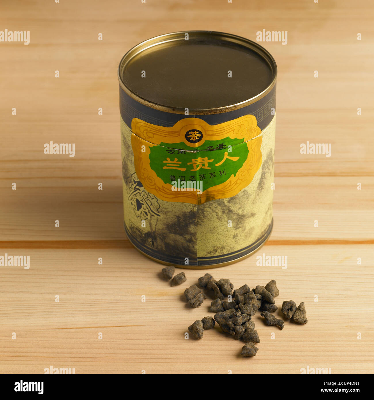 Chinesische Gunpowder Grüntee Verpackung und Tee-Pellets Stockfoto