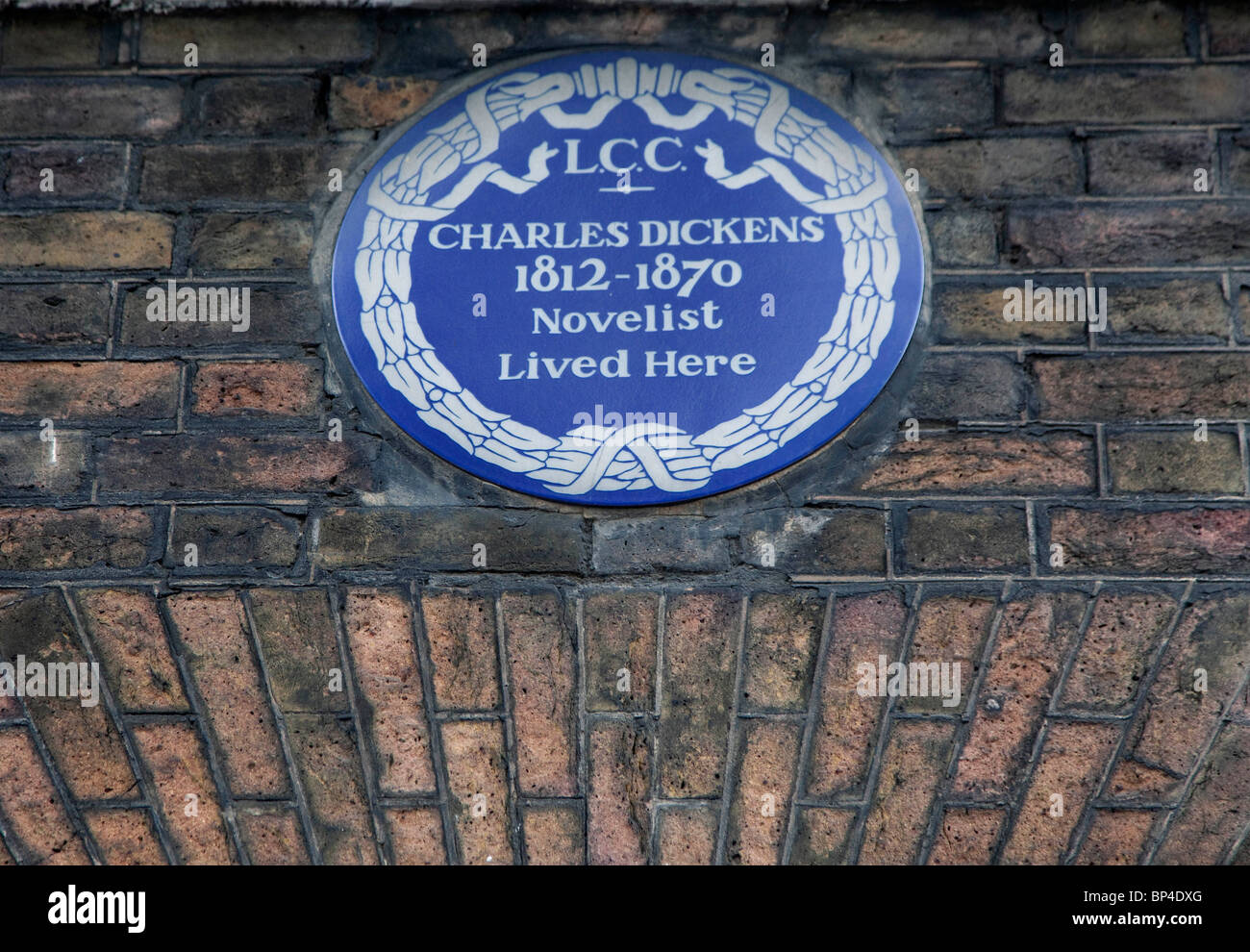 Blaue Plakette auf Charles Dickens Haus Doughty Street, London Stockfoto