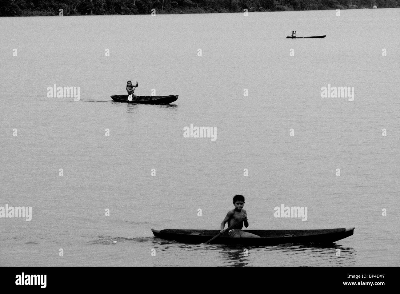 Indische Kinder im Planschbecken in Ihrem - Person einbaum in der Nähe der großen Transportschiffen, Amazonas, Brasilien. Stockfoto