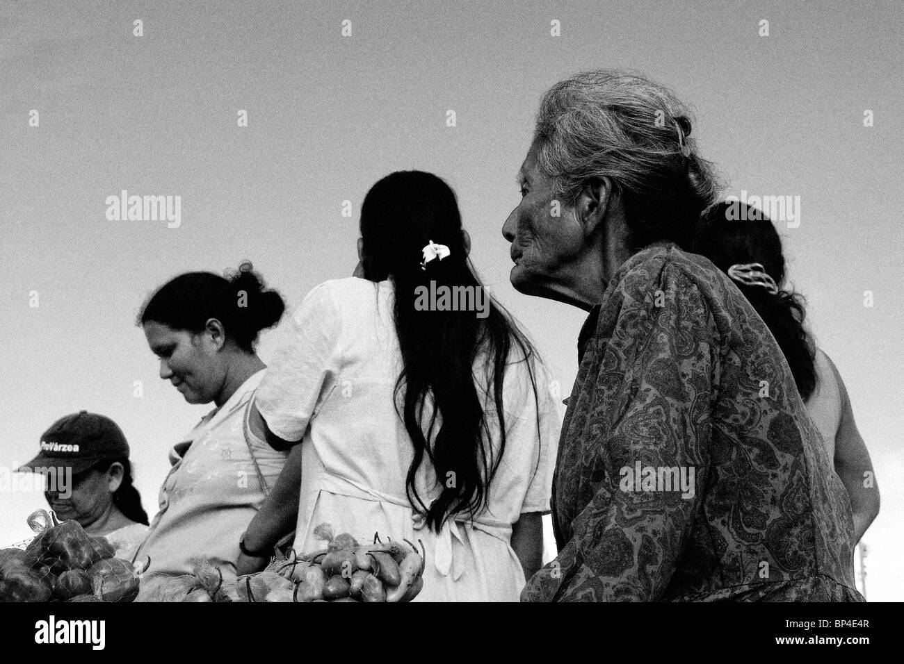 Indische und mestizo Frauen treffen auf dem Markt in Tabatinga (Brasilien) Verkauf von Dschungel Früchte und liefert. Stockfoto