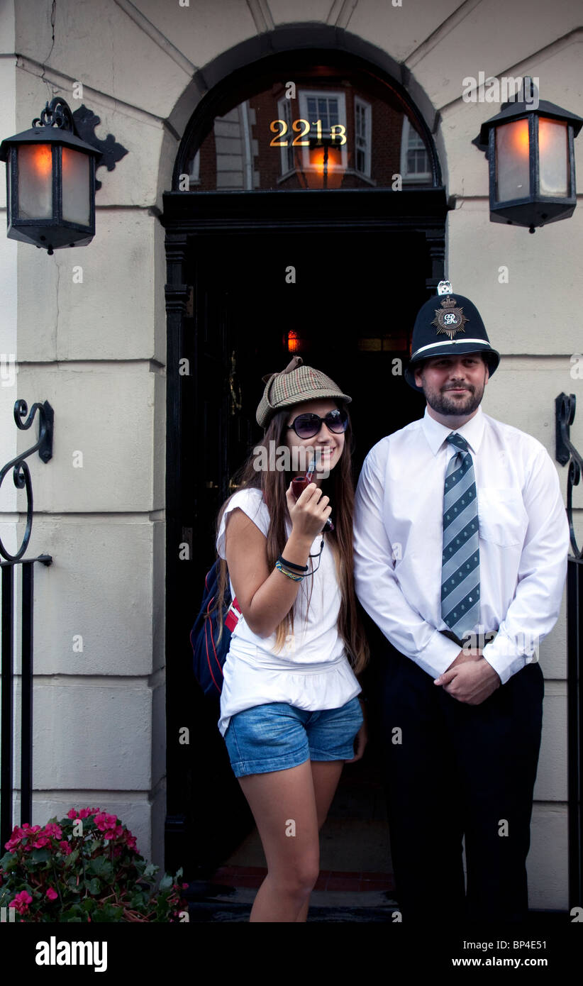 Touristen posieren außen 221 b Baker Street, London Stockfoto