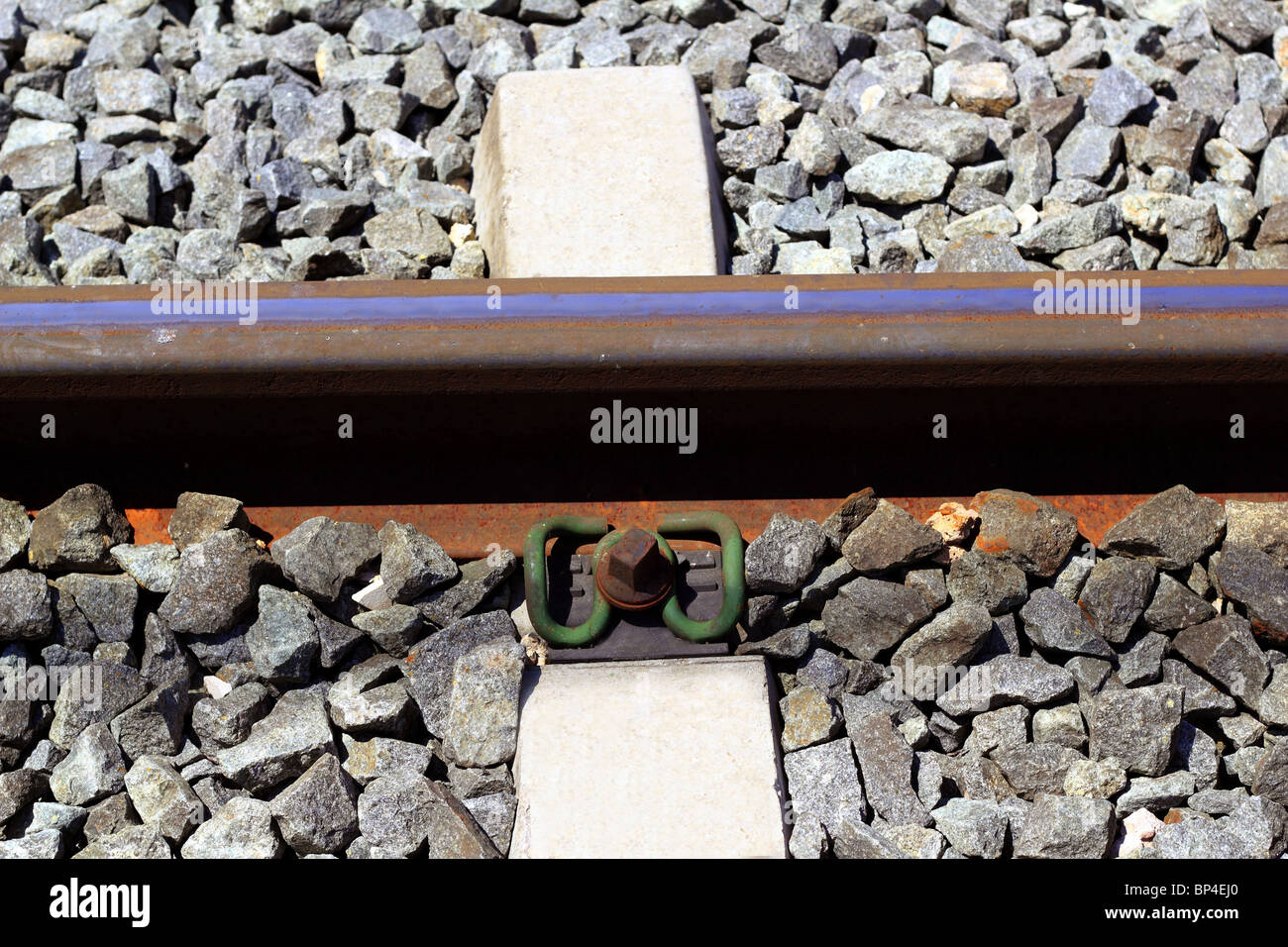 Eisen rostig Zug Eisenbahn Detail über dunklen Steinen Schiene Weg Stockfoto