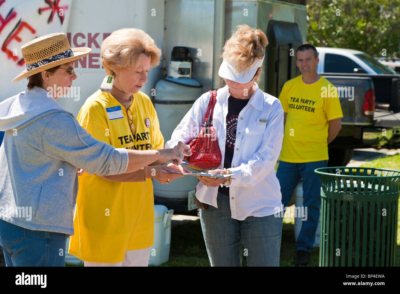 Besorgte Bürger Unterzeichnung Fair Tax Petitionen an ein politisches Ereignis der Tea-Party im Farran Park in Eustis, Florida Stockfoto