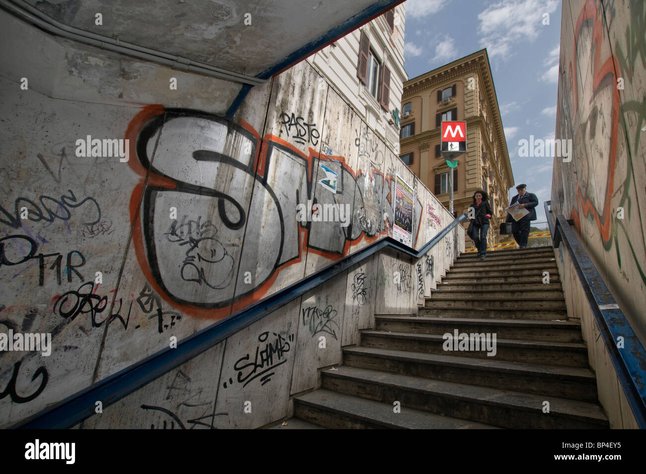 Ein Graffiti bedeckt u-Bahn-Eingang in Rom, Italien Stockfoto