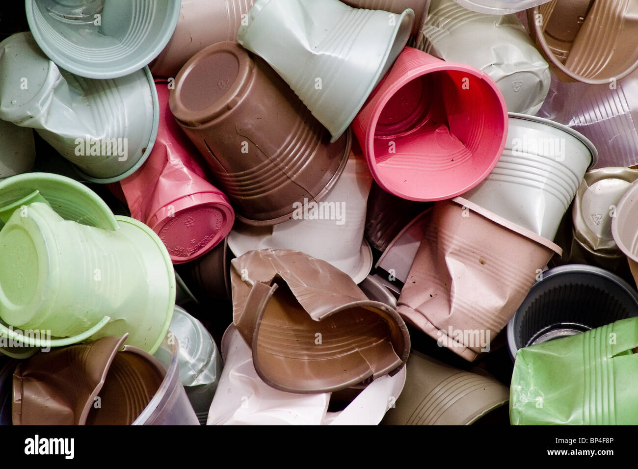 A Street-Artist recycelt verwendeten Plastikbecher und schmelzen sie er schafft einfach geformten Kunststoff Statuetten, Cali, Kolumbien. Stockfoto