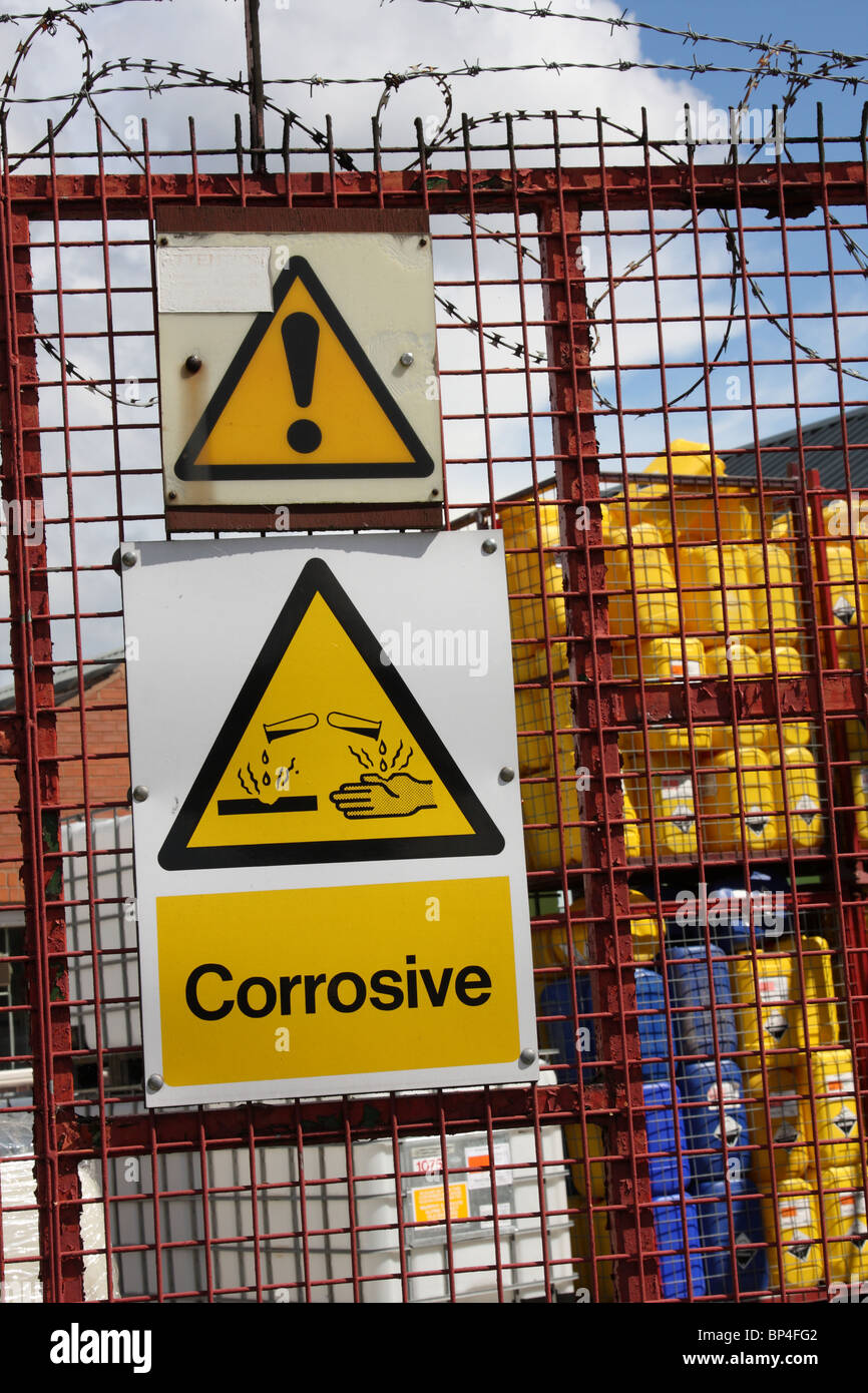 Ätzende Chemikalien auf eine sichere Verbindung auf einem Gewerbegebiet U.K. Stockfoto